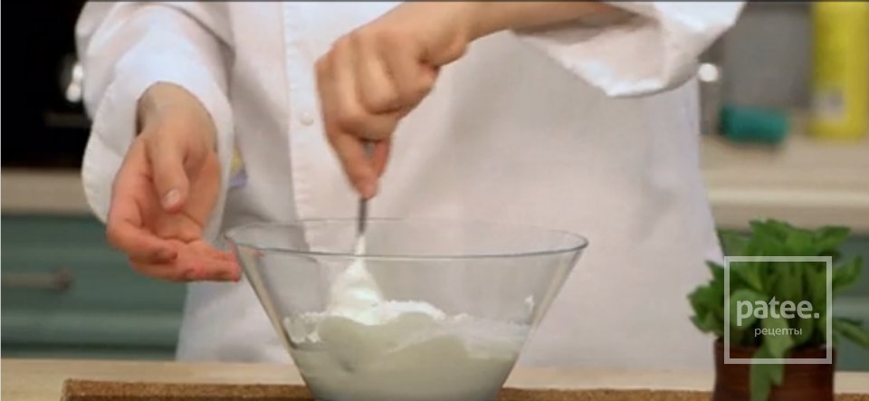 Домашний сметанник с клубникой за 10 минут - Шаг 1