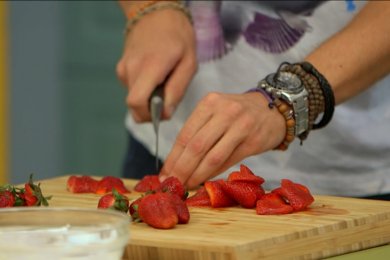 Домашний сметанник с клубникой за 10 минут - приготовление