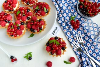 Тарталетки с кремом из белого шоколада и ягодами