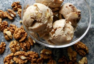 Банановое мороженое с шоколадом и грецкими орехами