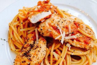 Спагетти с курицей в томатном соусе🍝