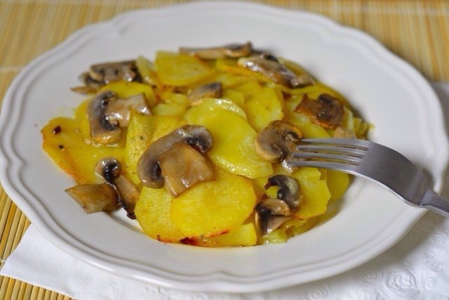 Картошка с грибами в сливках🍴