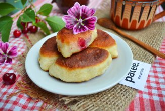 Жареные пирожки с вишней