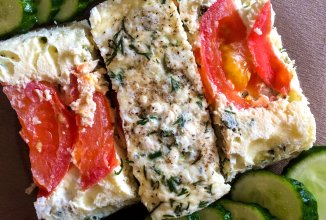 Творожный омлет с помидором и зеленью