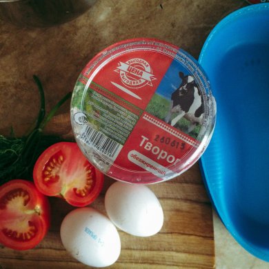 Творожный омлет с помидором и зеленью - Шаг 1