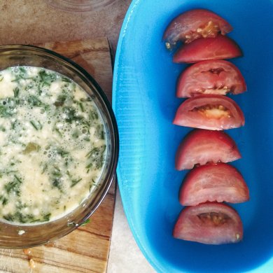 Творожный омлет с помидором и зеленью - Шаг 2