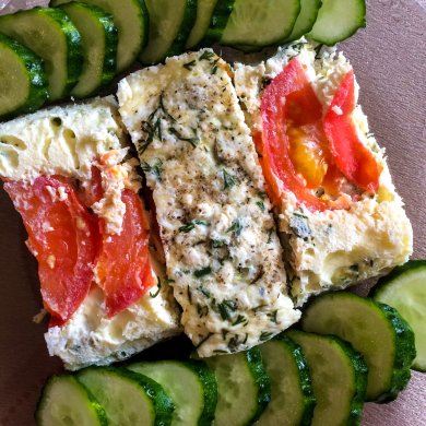 Творожный омлет с помидором и зеленью - Шаг 4