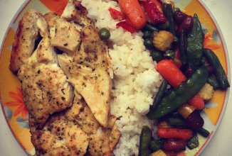 Курица в специях с гарниром из овощей и риса☺️