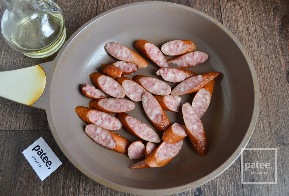 Яичница с баварскими колбасками - Шаг 5