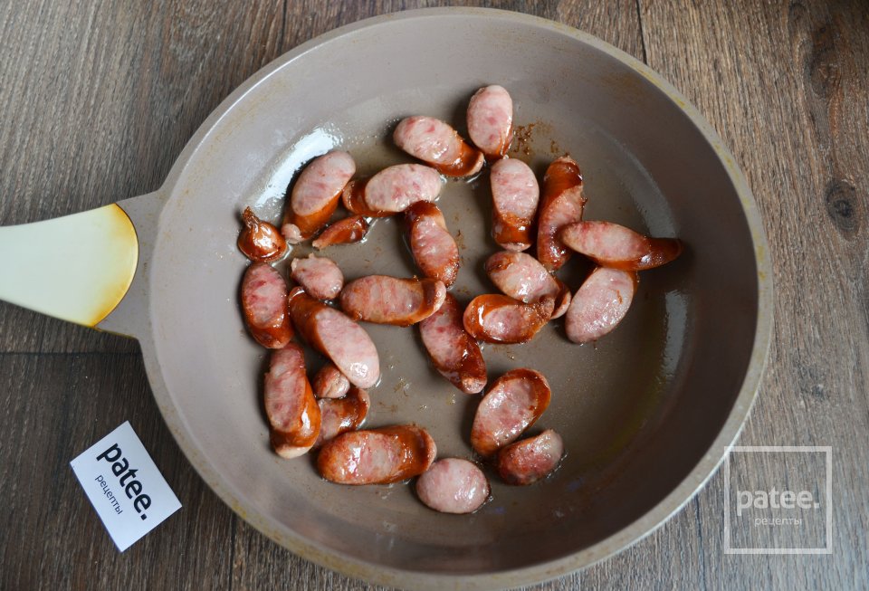 Яичница с баварскими колбасками - Шаг 6