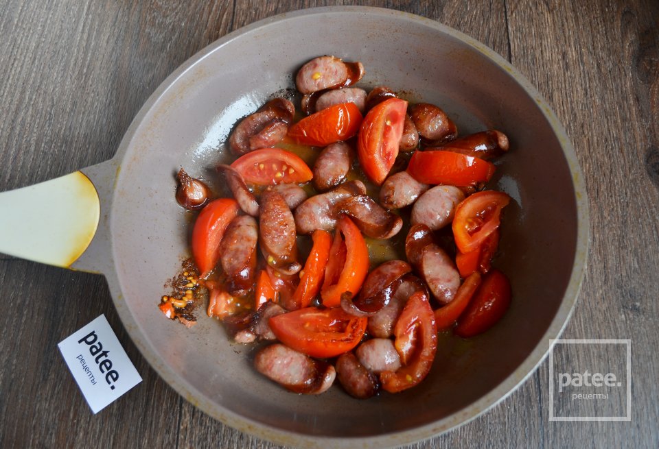 Яичница с баварскими колбасками - Шаг 8