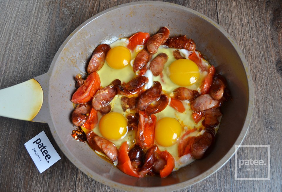 Яичница с баварскими колбасками - Шаг 9