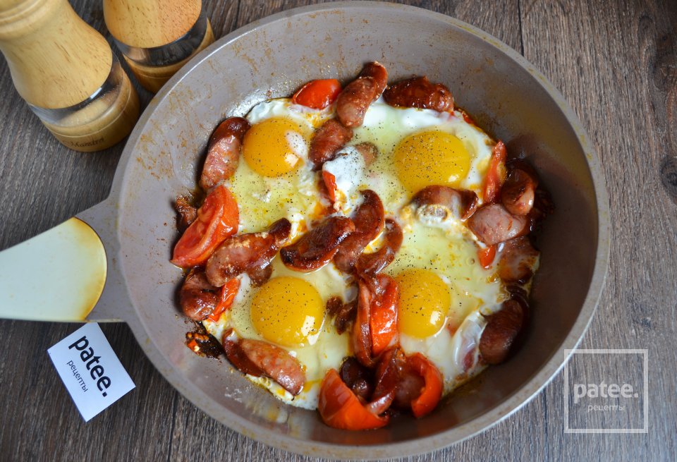 Яичница с баварскими колбасками - Шаг 10