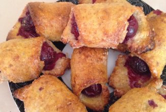 Творожные рогалики с вишней