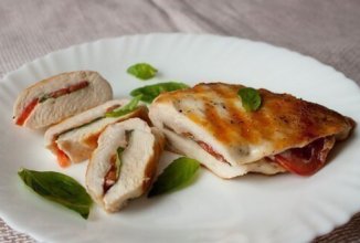 Грудки с томатами и базиликом