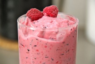 Смузи с малиной, бананом и овсянкой