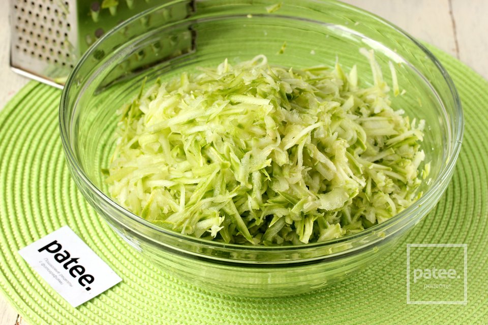 Кабачковый торт с сыром и помидорами - Шаг 2