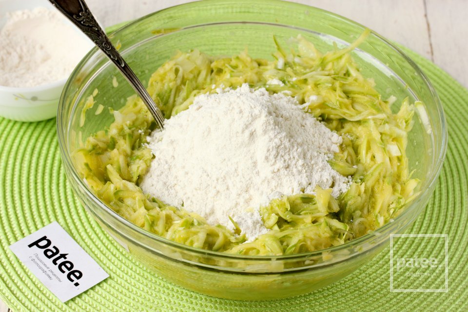 Кабачковый торт с сыром и помидорами - Шаг 5