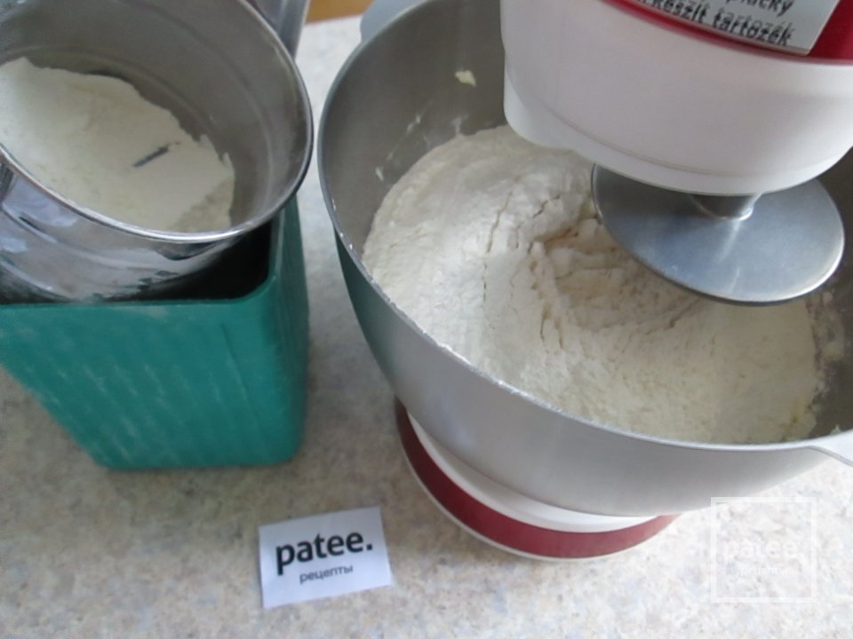 Пирожное песочное, глазированное шоколадной помадкой - Шаг 5