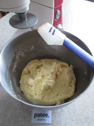 Пирожное песочное, глазированное шоколадной помадкой - Шаг 6