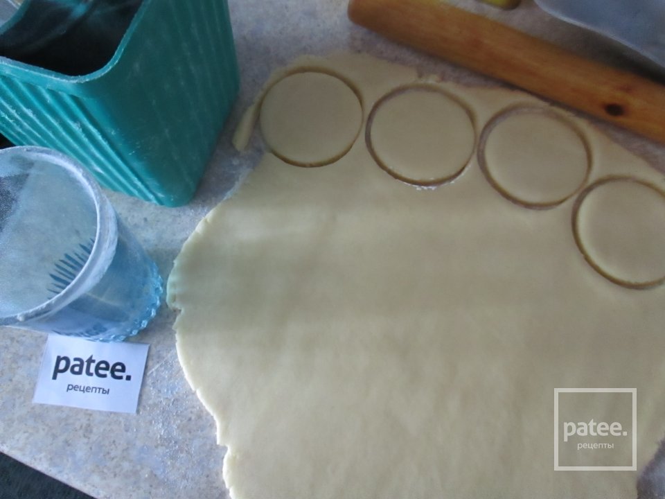 Пирожное песочное, глазированное шоколадной помадкой - Шаг 7