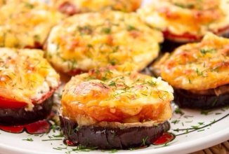 Баклажаны, запеченные с сыром и помидорами