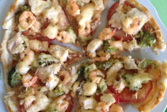 Пицца с брокколи и креветками