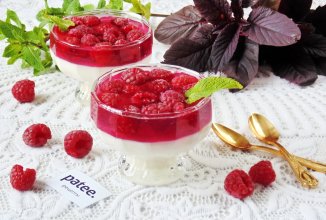 Десерт с малиной и сливками