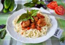 Спагетти с томатным соусом и фрикадельками