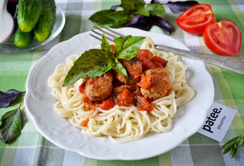 Спагетти с томатным соусом и фрикадельками