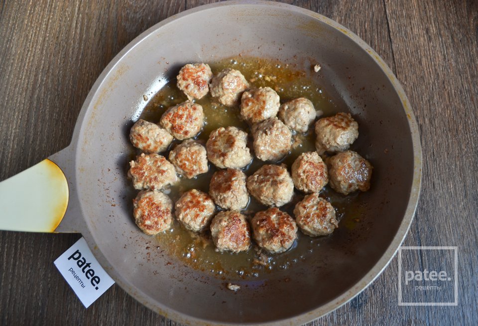 Спагетти с томатным соусом и фрикадельками - Шаг 7