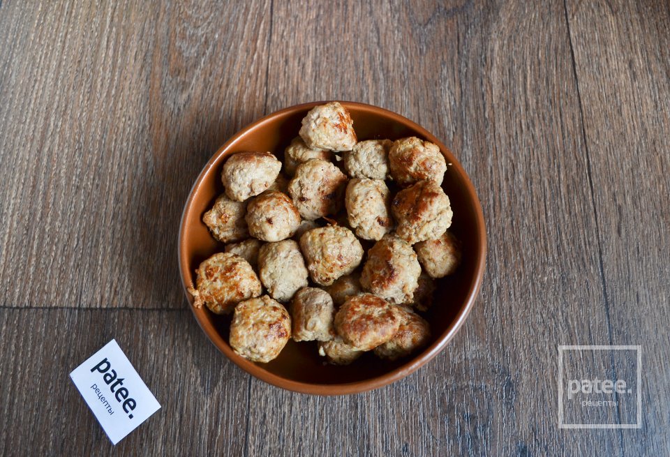 Спагетти с томатным соусом и фрикадельками - Шаг 8