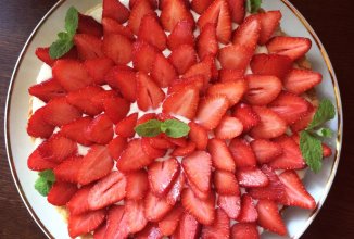 Тарт с ванильным муссом и клубникой