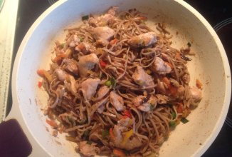 Гречневая лапша с овощами и курицей