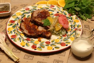 Буженина  с салатом из репы и апельсинов