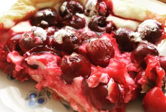 Запеканка со свежей вишней и творогом.