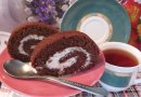 Шоколадный рулет с творожно - кокосовым кремом.