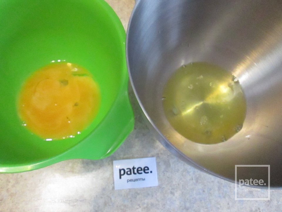 Шоколадный рулет с творожно - кокосовым кремом. - Шаг 2