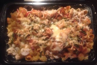 Запеканка из цветной капусты, макарон и бекона