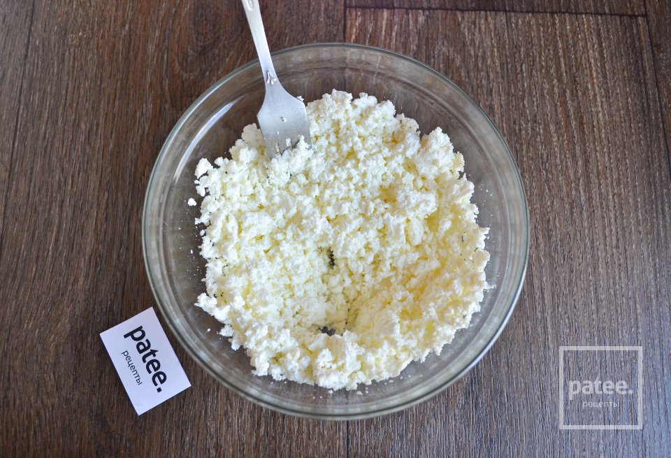 Салат с творогом и томатами - Шаг 2