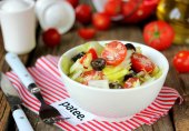 Салат с помидорами черри, маслинами и пармезаном