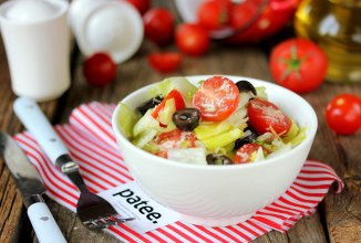 Салат с помидорами черри, маслинами и пармезаном