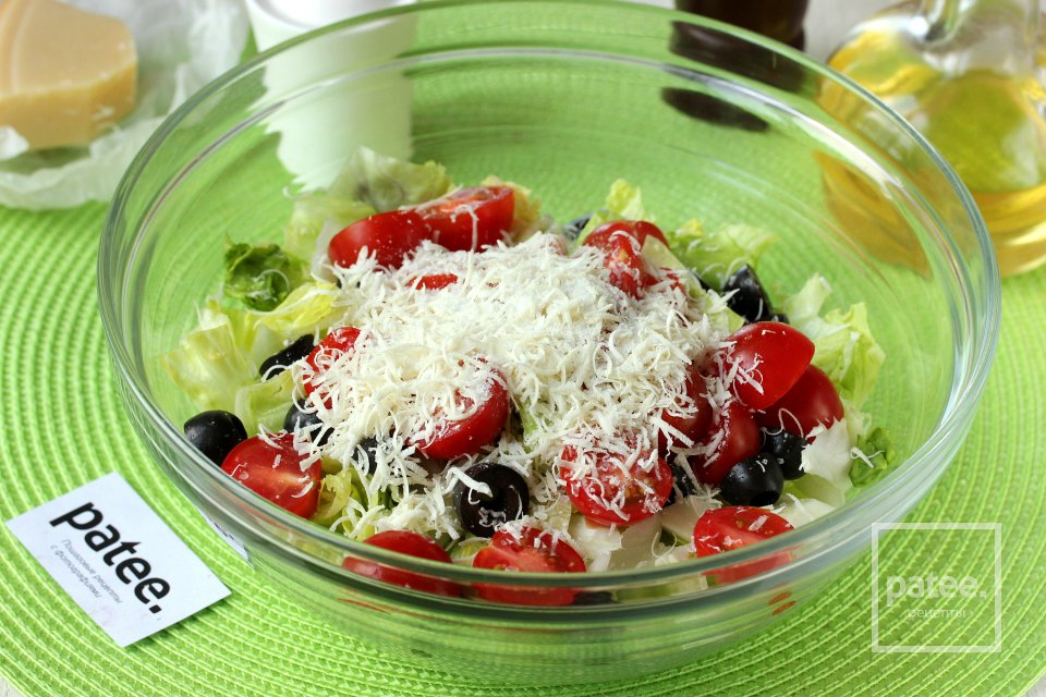 Салат с помидорами черри, маслинами и пармезаном - Шаг 6