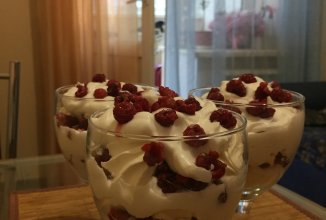 Нежный сливочный десерт с ягодами)