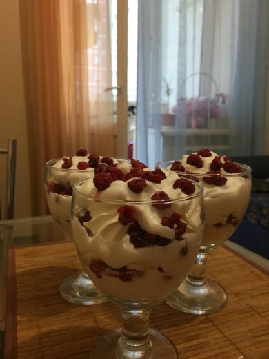 Нежный сливочный десерт с ягодами)