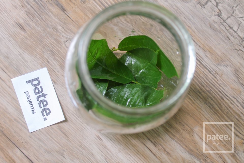 Маринованные огурцы с красной смородиной - Шаг 3