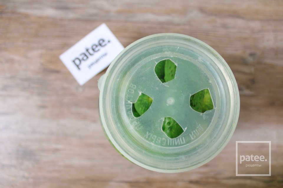 Маринованные огурцы с красной смородиной - Шаг 7