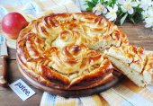 Сдобный пирог с яблоками и розами из теста
