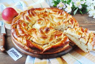 Сдобный пирог с яблоками и розами из теста