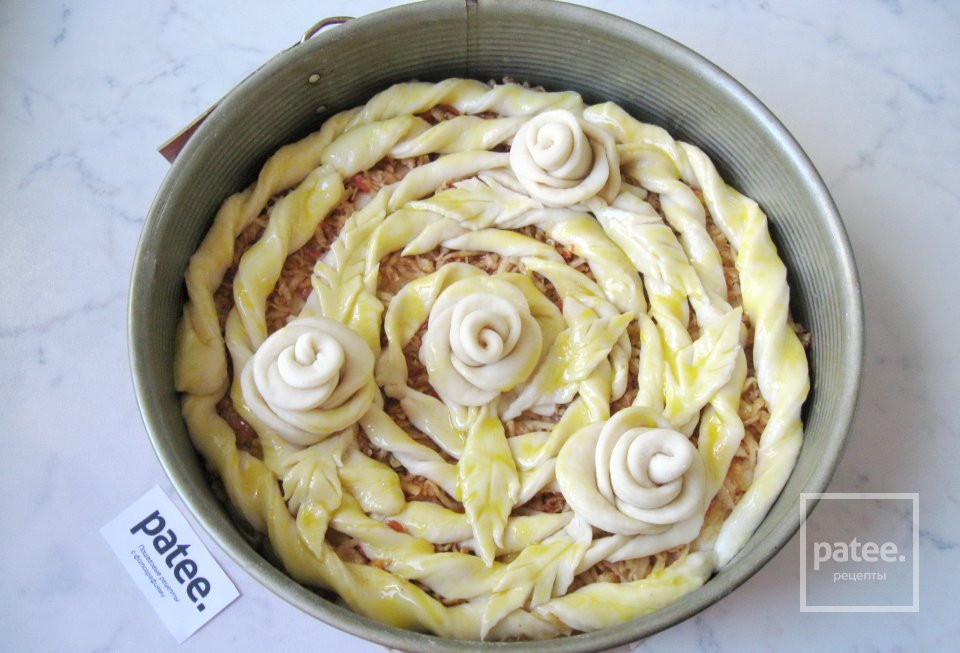 Сдобный пирог с яблоками и розами из теста - Шаг 18